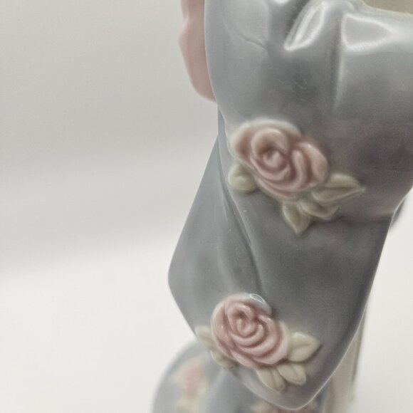 Vintage Porcelain Geisha Figurine w/ Parasol – Blue Kimono, Roses - Picture 7 of 8